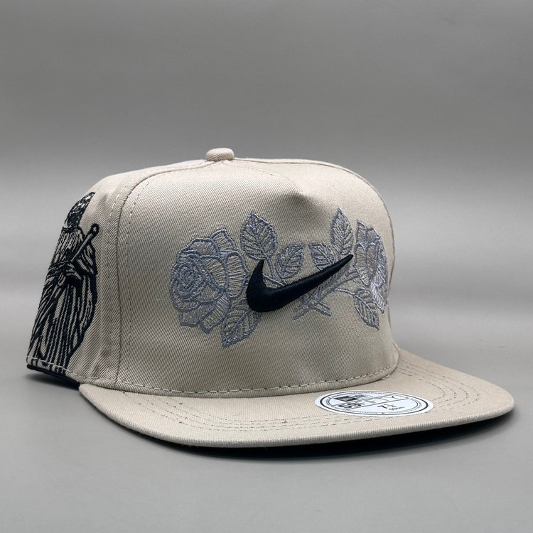 کلاه کپ بک فیت کرم مدل NIKE طرح رز سفید